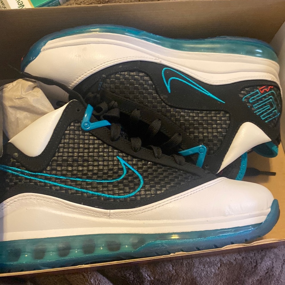 Never worn Nike Lebron VII QS sneakers